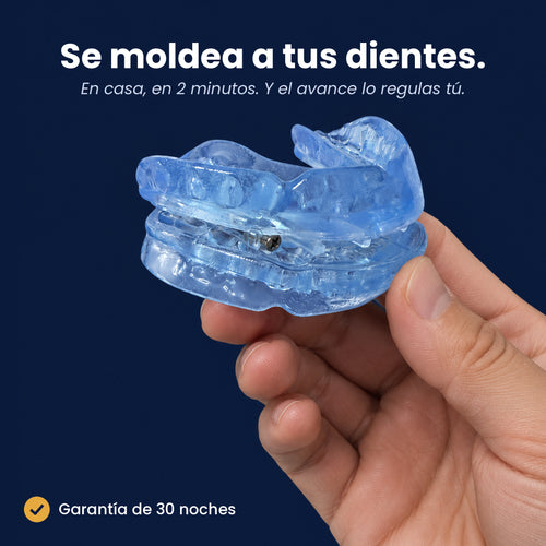 Férula antirronquidos Duermia moldeada, sujeta en la mano